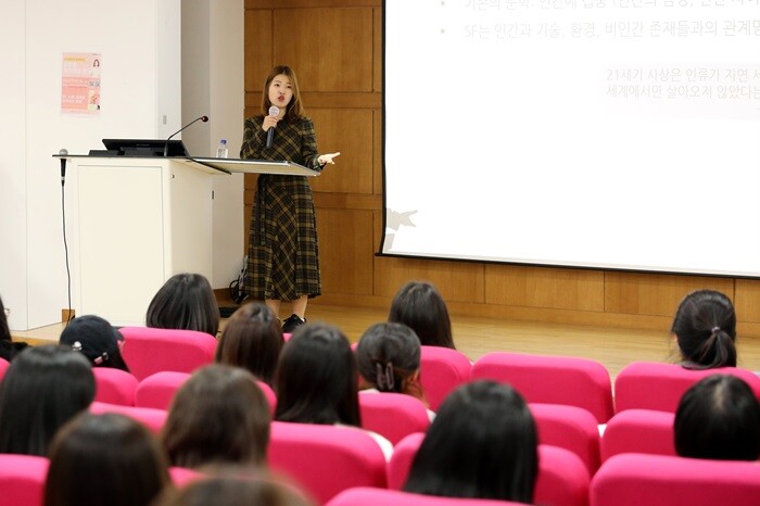 &nbsp; &nbsp; &nbsp; &nbsp; &nbsp; &nbsp; &nbsp; &nbsp; &nbsp; &nbsp; &nbsp; &nbsp; &nbsp; &nbsp; &nbsp; &nbsp; &nbsp; &nbsp; &nbsp; &nbsp;김초엽 작가가 16일 성신여자대학교 돈암동 수정캠퍼스에서 ‘SF, 다른 세계를 감각하는 방법’을 주제로 강연하고 있다.성신여대 제공