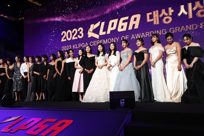 20일 그랜드 인터컨티넨탈 서울 파르나스에서 열린 2023 KLPGA 시상식에서 수상자들이 기념촬영을 하고 있다. 연합뉴스