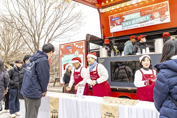 &nbsp; &nbsp; &nbsp; &nbsp; &nbsp; &nbsp; &nbsp; &nbsp; &nbsp; &nbsp; &nbsp; &nbsp; &nbsp; &nbsp; &nbsp; &nbsp; &nbsp; &nbsp; &nbsp; &nbsp; &nbsp; &nbsp; &nbsp; &nbsp; &nbsp; &nbsp; &nbsp; &nbsp; &nbsp; &nbsp; &nbsp; &nbsp; &nbsp; &nbsp; &nbsp; &nbsp; &nbsp; &nbsp; &nbsp; &nbsp; &nbsp; &nbsp; &nbsp; &nbsp; &nbsp; 얼리버드 산타총장 왔다 .서울시립대 제공