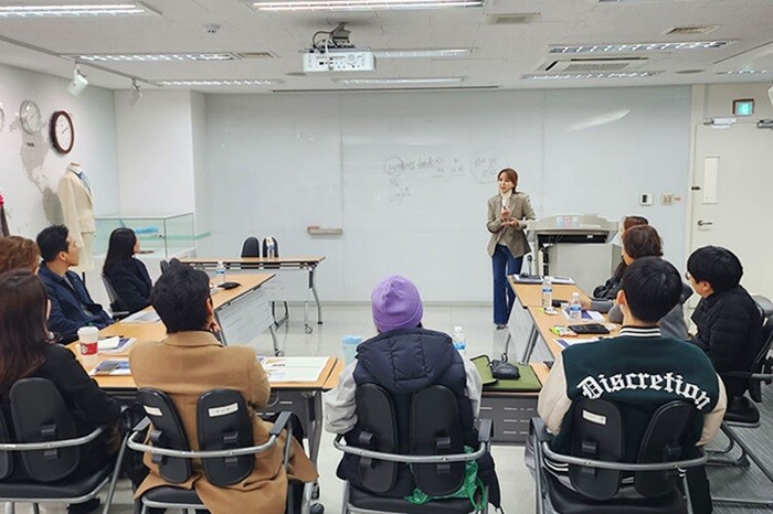 &nbsp; &nbsp; &nbsp; &nbsp; &nbsp; &nbsp; &nbsp; &nbsp; &nbsp; &nbsp; &nbsp; &nbsp; &nbsp; &nbsp; &nbsp; &nbsp; &nbsp; &nbsp; &nbsp; &nbsp; &nbsp; &nbsp; &nbsp; &nbsp; &nbsp; &nbsp; &nbsp; &nbsp; &nbsp; &nbsp;경희대 글로벌미래교육원이 K-아카데미(전문연구과정) ‘명품 감정사 아카데미’ 과정 2기를 오는 12월 27일(수)까지 모집한다.경희대 제공