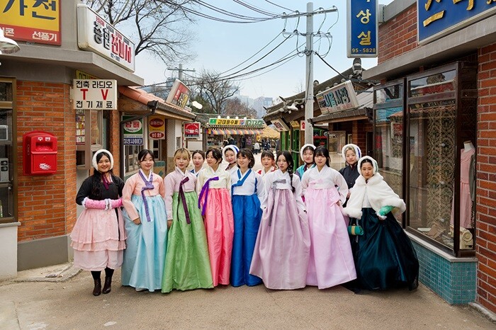 &nbsp; &nbsp; &nbsp; &nbsp; &nbsp; &nbsp; &nbsp; &nbsp; &nbsp; &nbsp; &nbsp; &nbsp; &nbsp; &nbsp; &nbsp; &nbsp; &nbsp; &nbsp; &nbsp; &nbsp; &nbsp; &nbsp; &nbsp; &nbsp; &nbsp; &nbsp; &nbsp; &nbsp; &nbsp; 서울여대는 2023년 '한복 교과목 및 학과 활성화 지원사업' 2차년도 사업을 마무리하면서, 학생들이 직접 디자인하고 만든 한복과 한복소품을 착용하고 기념사진을 찍고 있다.서울여대 제공