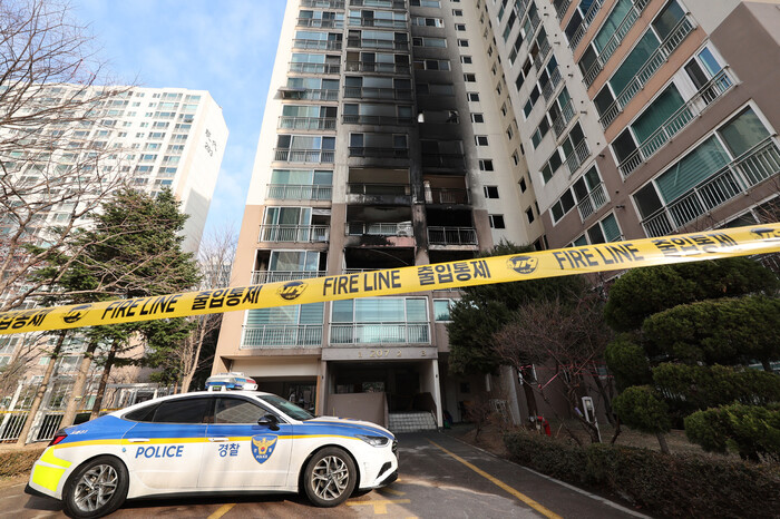 성탄절 새벽에 화재가 발생해 2명이 숨진 서울 도봉구의 한 고층 아파트에 26일 화마의 흔적이 남아있다. 연합뉴스