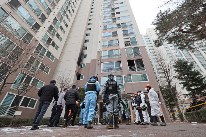 성탄절 새벽에 화재가 발생해 2명이 숨진 서울 도봉구의 한 고층 아파트에서 26일 경찰과 소방 당국이 합동 현장감식을 하고 있다. 연합뉴스