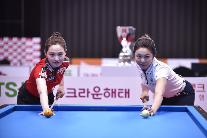 3쿠션에서 격돌한 차유람(왼쪽)과 김가영. PBA 제공