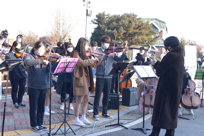 지난달 5일 문산수억고 ‘통일 마중물의 날’에 열린 등굣길 음악회에서 학생들이 연주를 하고 있다. 문산수억고 제공