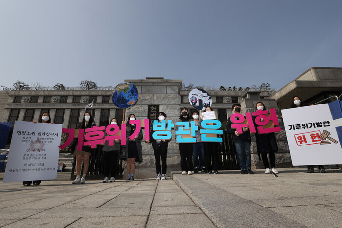 지난 3월13일 ‘청소년기후행동’ 청소년들이 서울 종로구 헌법재판소 앞에서 기자회견을 하고 있다. 이들은 온실가스 감축 목표를 소극적으로 규정한 현행 법령이 청소년의 생명권과 환경권 등 기본권을 침해한다며 저탄소녹색성장기본법 등이 위헌임을 확인해달라는 헌법소원 심판을 청구했다. 이정아 기자 leej@hani.co.kr