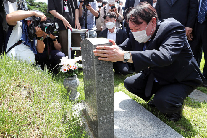 대선 예비후보인 윤석열 전 검찰총장이 7월17일 오전 광주 북구 국립 5·18민주묘지에서 열사 묘역을 참배하고 있다.연합뉴스