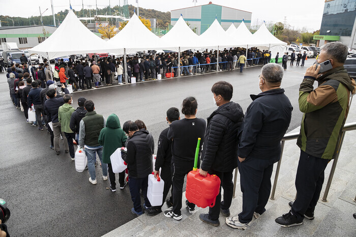 9일 오전 전북 익산시 실내체육관 앞에서 요소수를 사려는 시민들이 줄을 서 있다. 익산시 제공