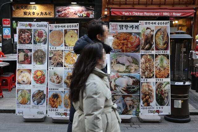 정부가 외식 물가 안정화를 위해 매주 주요 외식 프랜차이즈의 대표메뉴 가격을 조사해 공개하기로 했다. 사진은 서울 명동 식당가 모습. 연합뉴스