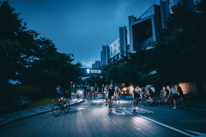 지난 4일 중고 자전거 인증·거래 플랫폼 라이트브라더스가 연 ‘미라클라브’ 행사에 참여한 라이더들이 로드 자전거를 타고 서울 중구 반얀트리 호텔 앞을 지나고 있다. 라이트브라더스 제공