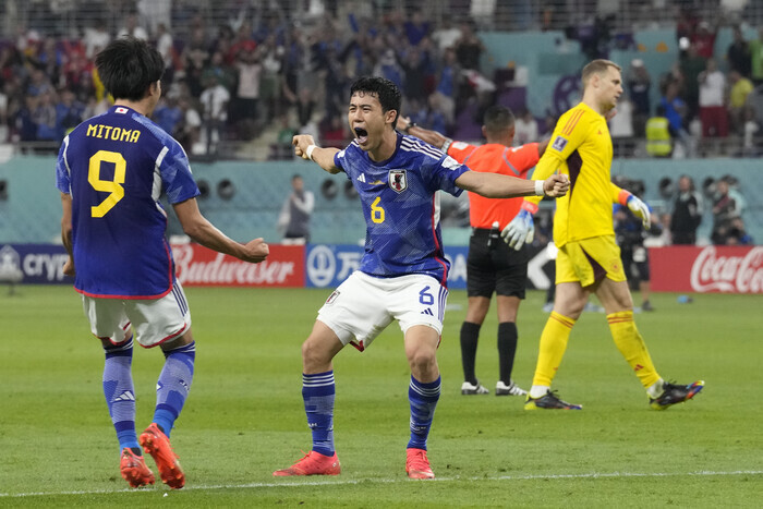 일본 축구대표팀 선수들이 23일(한국시각) 카타르 도하의 칼리파 인터내셔널 스타디움에서 열린 2022 카타르월드컵 E조 1차전 독일과의 경기에서 이긴 뒤 기뻐하고 있다. 도하/AP 연합뉴스
