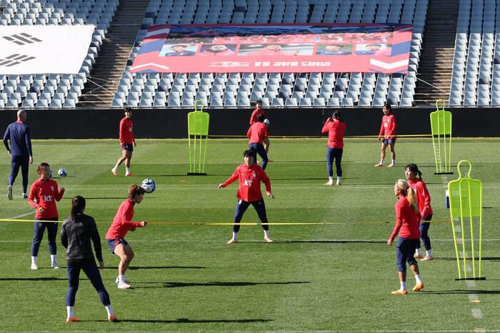 한국 여자 축구대표팀 선수들이 26일 호주 시드니 외곽의 캠벨타운 스포츠 스타디움에서 족구로 몸을 풀고 있다. 시드니/연합뉴스