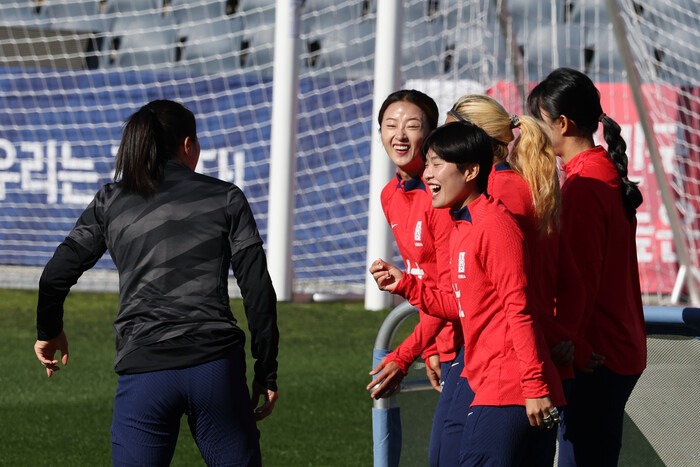 한국 여자 축구대표팀의 최유리와 지소연 등이 26일 호주 시드니 외곽의 캠벨타운 스포츠 스타디움에서 회복훈련을 하고 있다. 시드니/연합뉴스