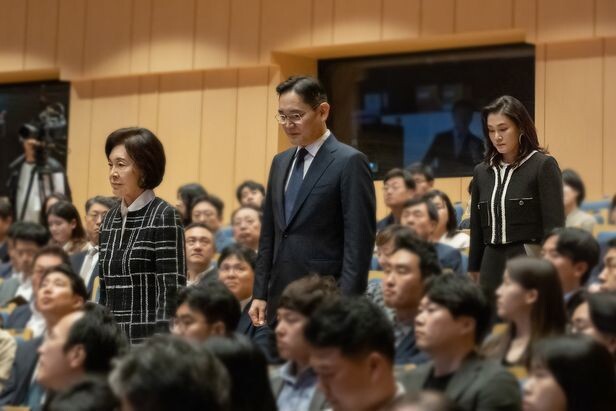 홍라희 전 삼성미술관 리움 관장(아래부터)과 이재용 삼성전자 회장, 이서현 삼성복지재단 이사장이 지난달 경기도 용인 삼성전자 인재개발원 콘서트홀에서 열린 ‘이건희 회장 3주기 추모 음악회’에 참석하고 있다. 삼성전자 제공