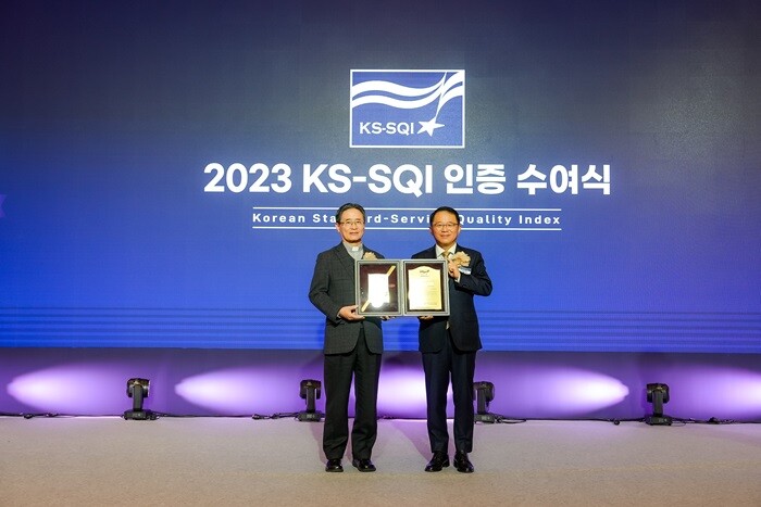 &nbsp; &nbsp; &nbsp; &nbsp; &nbsp; &nbsp; &nbsp; &nbsp; &nbsp; &nbsp; &nbsp; &nbsp; &nbsp; &nbsp; &nbsp; &nbsp; &nbsp; &nbsp;▶ ‘2023 KS-SQI 인증 수여식’, 왼쪽부터 심종혁 서강대 총장, 한국표준협회 강명수 회장.서강대 제공