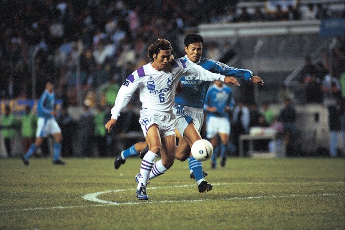 울산의 유상철이 1998년 울산공설운동장에서 열린 프로축구 포항과의 경기에서 드리블하고 있다. 한국프로축구연맹 제공