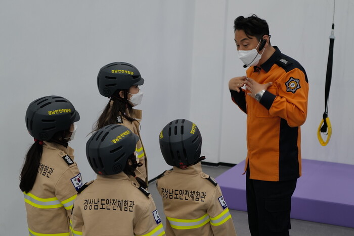 지난달 경상남도 안전체험관에서 어린이들이 화재 안전교육을 받고 있다. 경상남도 안전체험관 제공