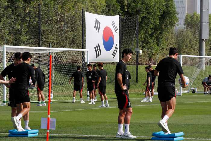 한국 축구대표팀의 공격수 조규성 등 선수들이 19일(현지시각) 카타르 도하에서 전술훈련을 하고 있다. 도하/김혜윤 기자 unique@hani.co.kr