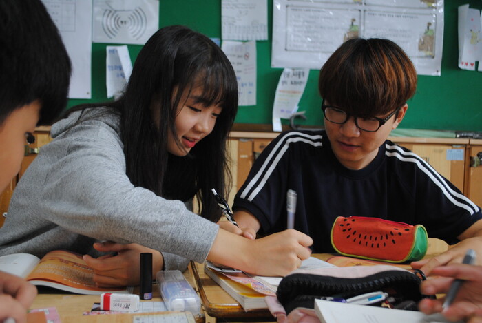 지난 2018년 7월2일 덕양중학교 1학년 학생들이 대안 수학 교과서인 ‘수학의 발견’을 활용해 일차방정식 문제를 토론하며 함께 풀고 있다.&nbsp;
