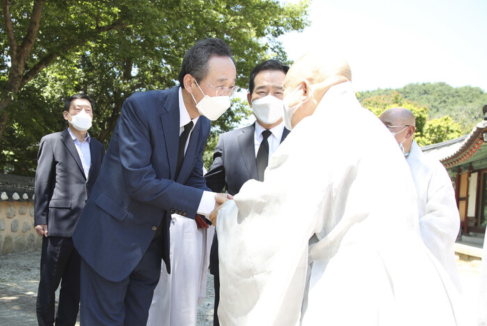 송하진(왼쪽) 전북지사와 정세균(가운데) 후보가 22일 금산사를 방문해 조문하고 있다. 전북도 제공