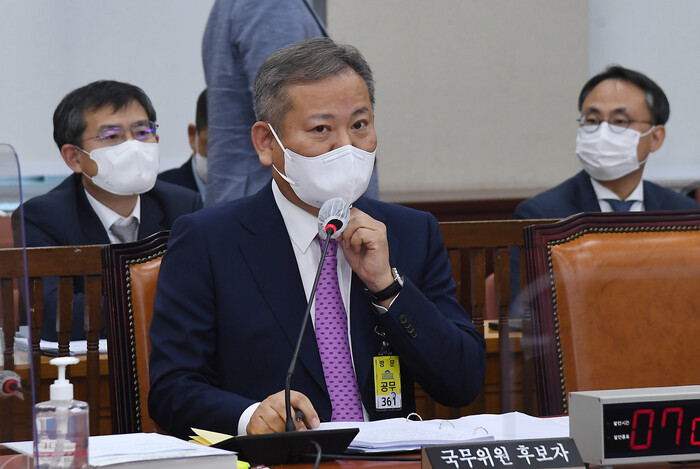 이상민 행정안전부 장관 후보자가 3일 국회에서 열린 인사청문회에서 마스크를 고쳐 쓰고 있다. 공동취재사진