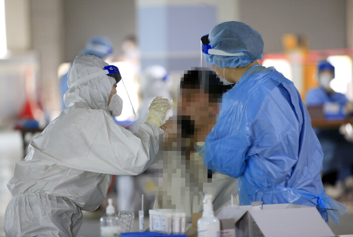 21일 오후 광주 남구 한 대형교회에 임시 선별진료소가 차려져 교인들을 상대로 코로나19 진단검사를 하고 있다. 연합뉴스