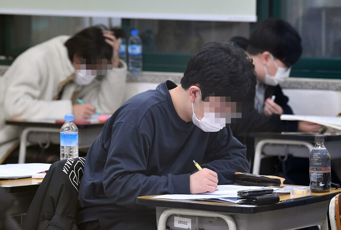2022학년도 대학수학능력시험이 치러진 지난해 11월18일 오전 서울의 한 고등학교에서 수험생들이 막바지 공부를 하고 있다. 공동취재사진