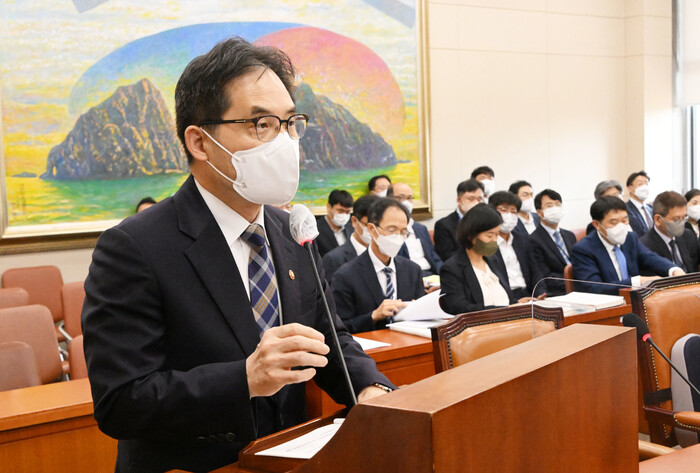 7일 국회에서 열린 정무위원회 국정감사에 출석한 한기정 공정거래위원회 위원장이 업무보고 하고 있다. 연합뉴스