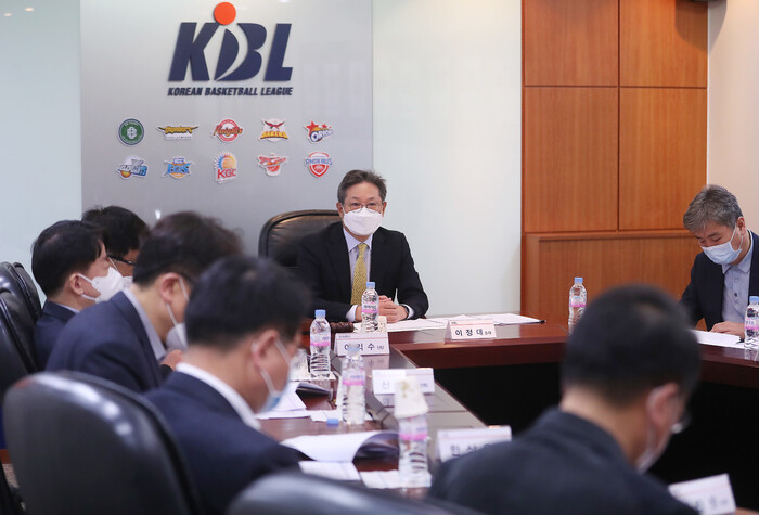 케이비엘(KBL) 이정대 총재가 24일 오전 서울 강남구 케이비엘 센터에서 이사회를 주재하고 있다. 연합뉴스