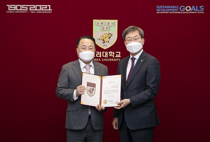 &nbsp; &nbsp; 이형수 ㈜건영 회장(왼쪽)과 정진택 고려대 총장(오른쪽)이 기부식에서 기념촬영을 하고 있다. 고려대 제공
