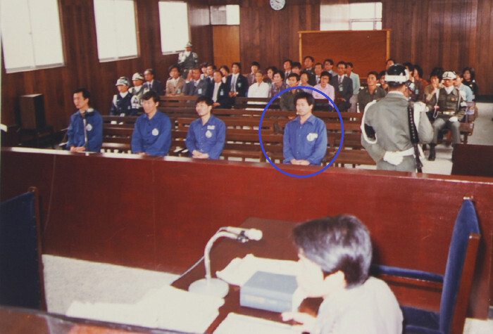 1980년 8월 내란 혐의로 군사 법정에 선 고 정동년 5·18기념재단 이사장(파란 원).5·18기념재단 제공