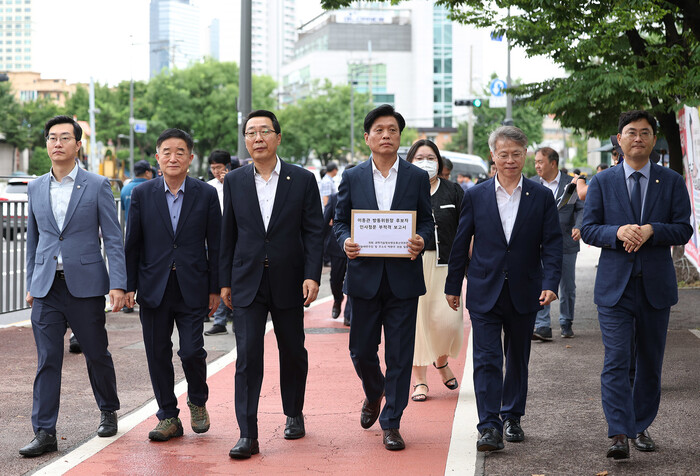 조승래 간사 등 더불어민주당 소속 과학기술정보방송통신위원회 위원들이 지난 24일 오전 서울 용산구 대통령실 인근에서 이동관 방송통신위원장 후보자에 대한 부적격 인사청문보고서를 전달하기 위해 민원실로 향하고 있다. 연합뉴스