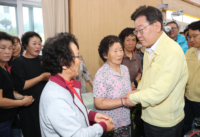 이재명 더불어민주당 대표가 18일 이재민 대피소인 전북 익산시 망성면 성북초등학교를 찾아 이재민들을 위로하고 있다.연합뉴스