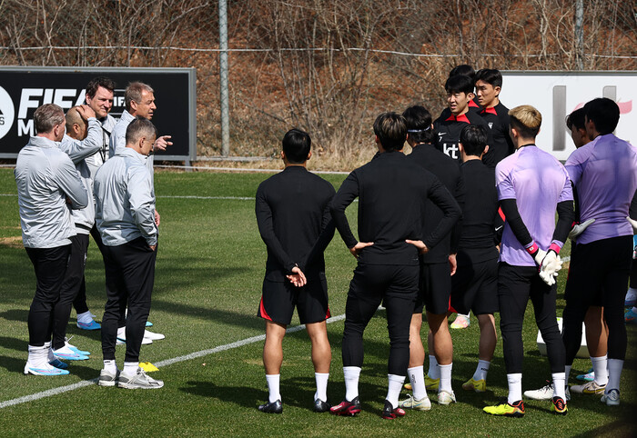 위르겐 클린스만 축구 국가대표팀 감독과 코치진이 21일 오전 경기도 파주 축구대표팀 트레이닝센터에서 선수들에게 훈련 전 지시를 내리고 있다. 연합뉴스