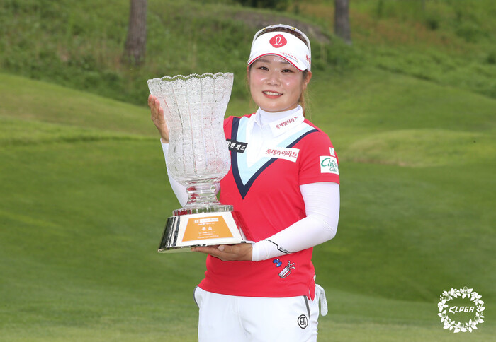 이소영이 31일 열린 한국여자프로골프(KLPGA) 투어 E1 채리티 오픈에서 우승한 뒤 기뻐하고 있다. KLPGA투어 제공
