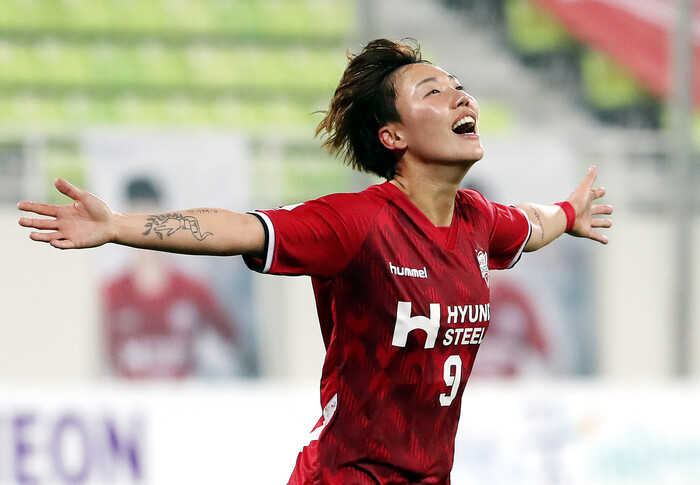 인천 현대제철의 정설빈이 16일 인천 남동경기장에서 열린 WK리그 챔피언결정전 2차전 경주 한수원과의 경기 후반 득점한 뒤 좋아하고 있다. 인천/연합뉴스