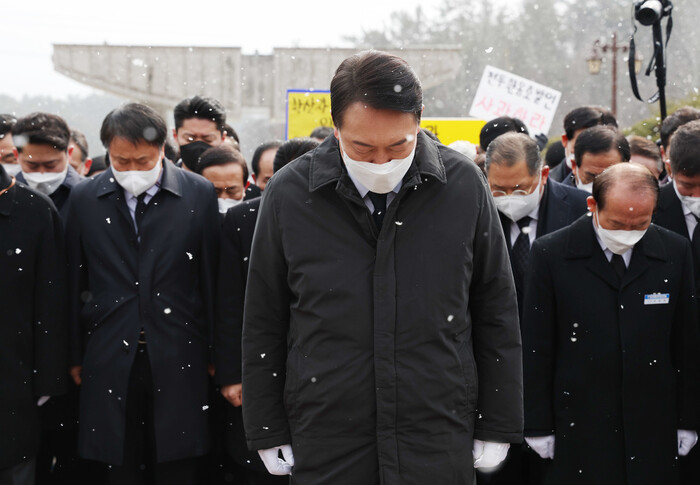 윤석열 국민의힘 대선 후보가 6일 오후 광주 북구 국립 5·18 민주묘지를 찾아 참배하고 있다. 윤 후보는 이날 참배를 반대하는 5월 어머니들 등 시민들에 가로막혀 추모탑 입구에서 묵념으로 참배를 대신했다. 연합뉴스