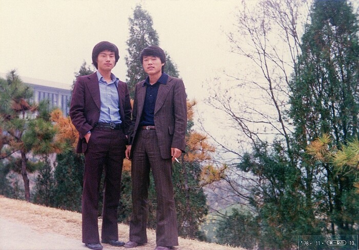 1980년 5월27일 광주가 강제로 진압되고 사흘 후 광주 학살을 알리다가 투신해 숨진 김의기 열사와 대학 동기 정수연(왼쪽)씨가 1978년 11월에 찍은 사진. 정수연씨 제공