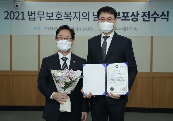&nbsp; &nbsp; &nbsp; &nbsp; &nbsp; &nbsp; &nbsp; &nbsp; &nbsp; &nbsp;박범계 법무부 장관(왼쪽)과 원광디지털대 경찰학과 신이철 교수. 원광디지털대 제공