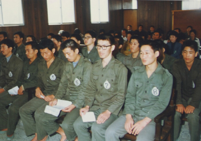 1980년 9월 광주 전투교육사령부 군사법정에서 5·18항쟁 지도부의 정상용·윤강옥·김영철·정해직(왼쪽부터) 등이 재판을 받는 모습.