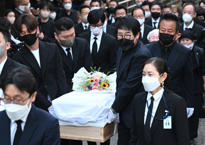 10일 ‘국민 엠시’ 송해 발인식. 운구하는 후배 코미디언들. 연합뉴스