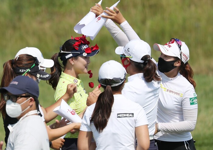 유소연 21일 인천 베어즈베스트 청라 골프클럽에서 열린 기아자동차 제34회 한국여자오픈에서 우승한 뒤 동료 선수의 축하를 받고 있다. 인천/연합뉴스