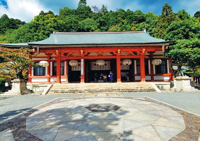 일본 중세 비극의 영웅 전설이 얽힌 구라마데라의 본전 금당. 마주 보이는 히에이산 전망이 아주 좋으며, 당 앞은 ‘기운발 좋은 곳’으로 유명하다.