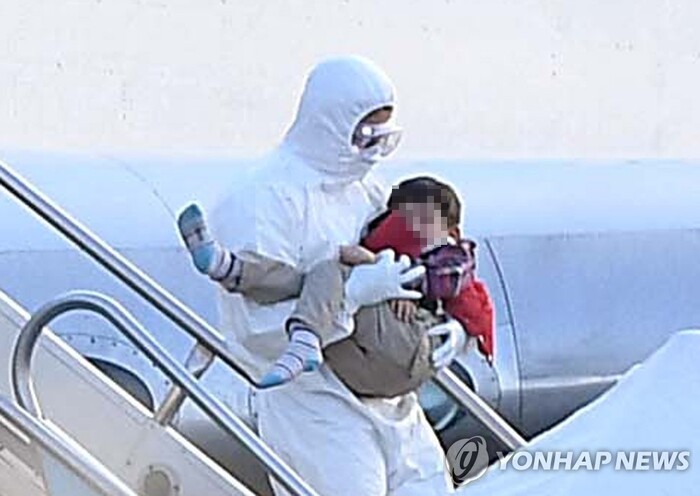 지난달 31일 중국 후베이성 우한과 인근 지역에서 철수한 교민들을 태운 전세기가 김포국제공항에 도착하던 당시 모습. 연합뉴스