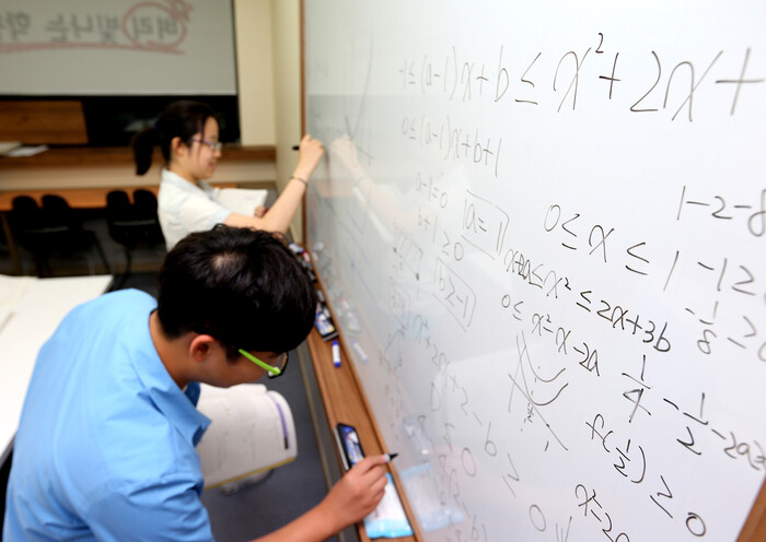 문제해결능력을 키우려면 선다형 문제를 지양해야 한다는 지적이다. 서울의 한 학원에서 학생들이 수학 문제를 풀고 있는 모습. 곽윤섭 선임기자 kwak1027@hani.co.kr