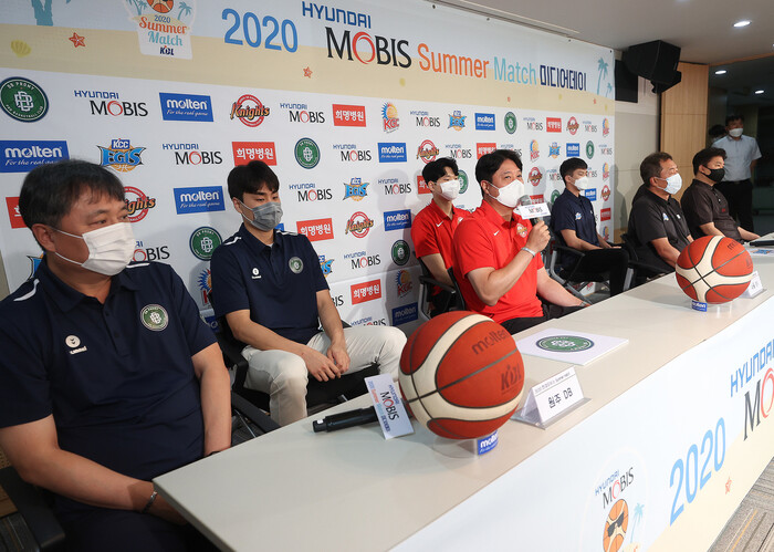 18일 서울 강남구 케이비엘(KBL)센터에서 열린 ‘2020 현대모비스 서머 매치 미디어데이’에서 문경은 에스케이 감독 등이 각오를 밝히고 있다. 연합뉴스