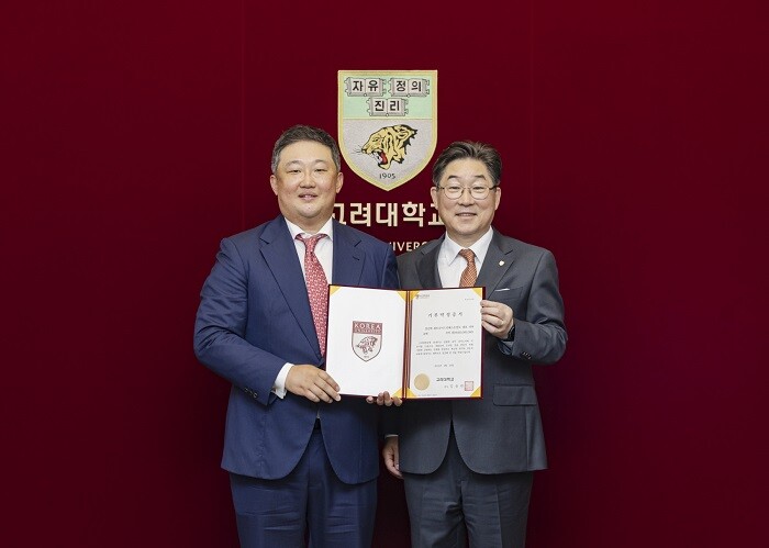 &nbsp; &nbsp; &nbsp; &nbsp; &nbsp; &nbsp; &nbsp; &nbsp; &nbsp; &nbsp; &nbsp; &nbsp; &nbsp; &nbsp; &nbsp; &nbsp; &nbsp; &nbsp; &nbsp; &nbsp; 센트로이드인베스트먼트 정진혁 대표(왼쪽)와 고려대 김동원 총장(오른쪽)이 기념촬영을 하고 있다.고려대 제공