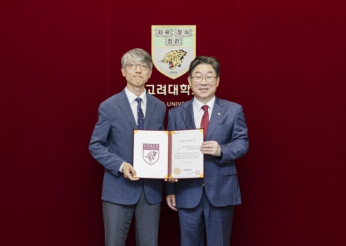 &nbsp; &nbsp; &nbsp; &nbsp; &nbsp; &nbsp; &nbsp; &nbsp; &nbsp; &nbsp; &nbsp; &nbsp; &nbsp; &nbsp; &nbsp; &nbsp; &nbsp; &nbsp; &nbsp; &nbsp; &nbsp; &nbsp; &nbsp; &nbsp; &nbsp; &nbsp; &nbsp; &nbsp; &nbsp; &nbsp; &nbsp; &nbsp;박종훈 체육교육과 학과장(왼쪽)과 김동원 고려대 총장.고려대 제공