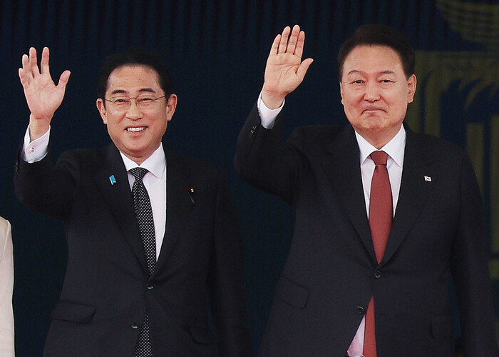 윤석열 대통령과 1박2일 일정으로 한국을 찾은 기시다 후미오 일본 총리가 7일 서울 용산 대통령실에서 열린 공식 환영식을 마친 뒤 인사하고 있다. 사진 연합뉴스