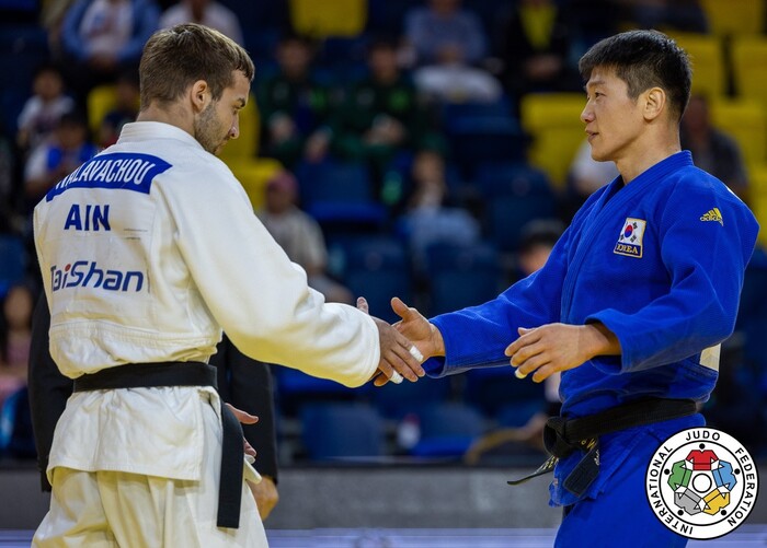 이원희 용인대 교수가 24일 몽골 울란바토르에서 열린 국제유도연맹(IJF) 그랜드슬램 남자 73㎏ 1라운드에서 벨라루스의 알라바초우 루슬란과 악수하고 있다. 국제유도연맹 누리집 갈무리